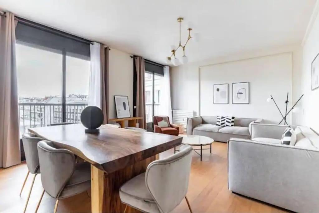 Avenue Montaigne Luxury 2br 4p Apartment Paris