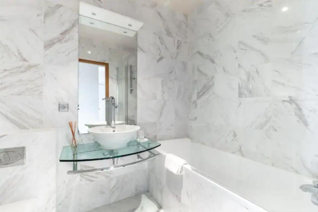 Apartment Avenue Montaigne Luxury 2br 4p Paris