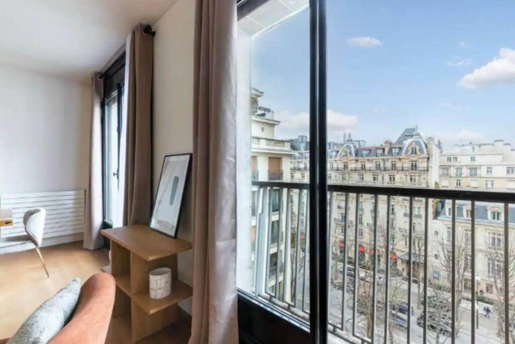 Avenue Montaigne Luxury 2br 4p Apartment Paris