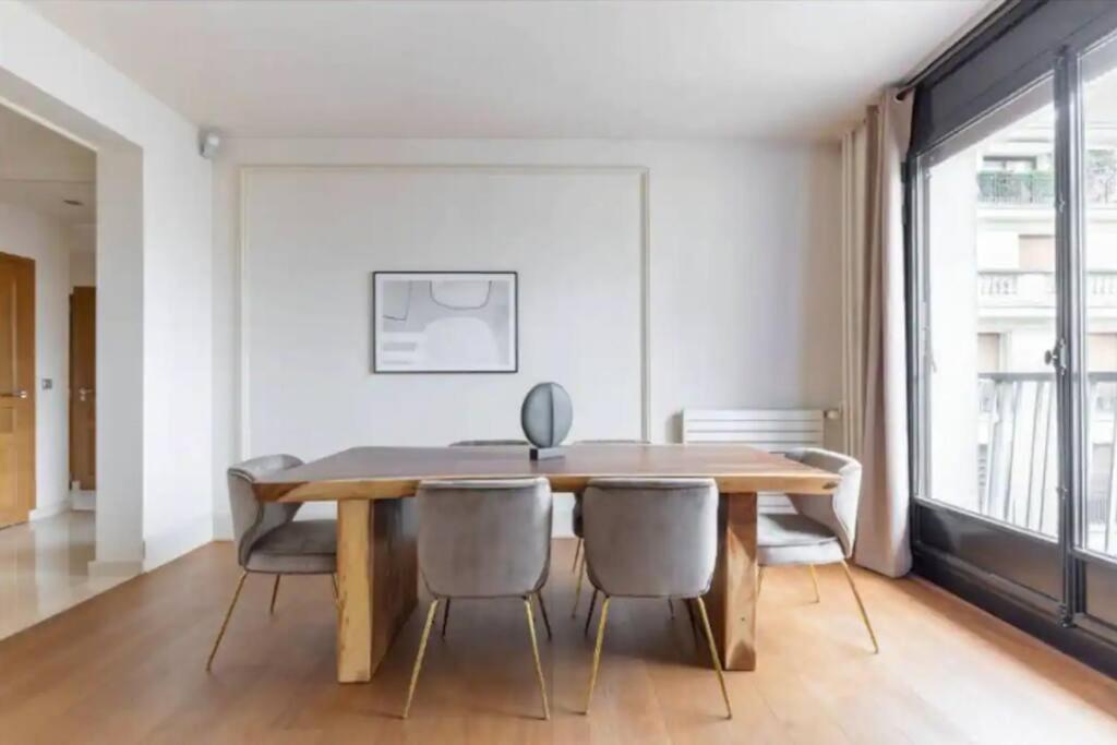 Avenue Montaigne Luxury 2br 4p Apartment