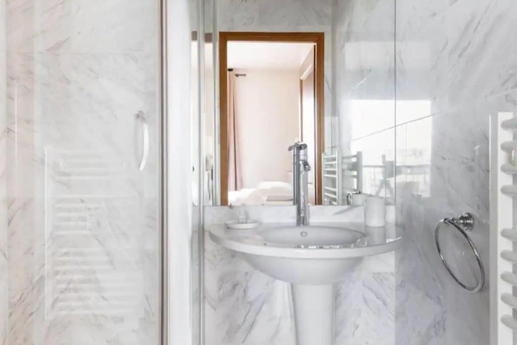 Avenue Montaigne Luxury 2br 4p Apartment