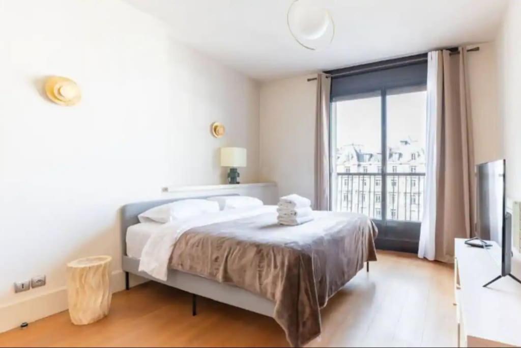 Avenue Montaigne Luxury 2br 4p Apartment *