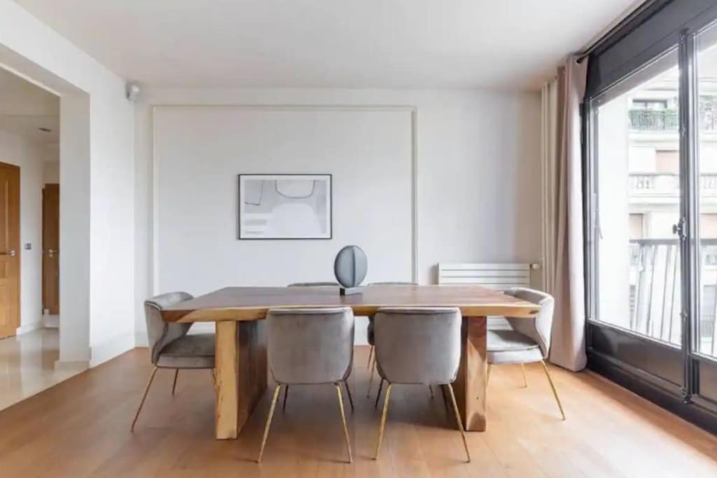 Avenue Montaigne Luxury 2br 4p Apartment Paris